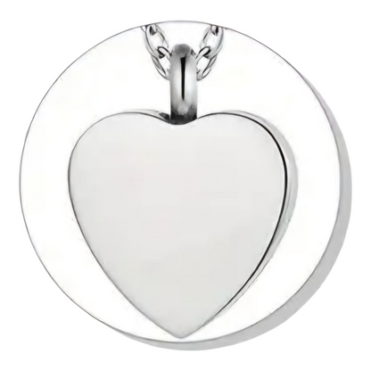 Stijlvolle hartvormige hanger in het zilverkleur, met pootafdrukjes en de tekst: "Always in my heart"