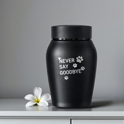 Pet memorial urn in zwart met emotionele gravure en pootjes, centraal gepositioneerd in een warme compositie.

