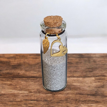 Klein flesje als mini urn voor hond 
