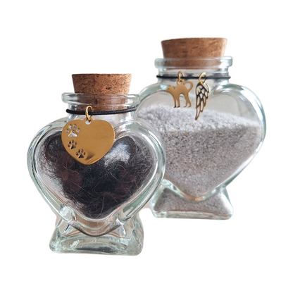 Met deze memorial flesjes kun je op een liefdevolle manier een tastbare herinnering bewaren aan jouw geliefde kat. Eén flesje voor een plukje haar, het andere voor een beetje as.