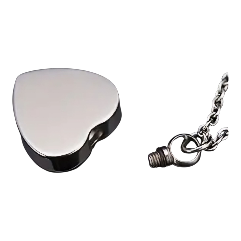 Stijlvolle hartvormige hanger in het zilverkleur, met pootafdrukjes en de tekst: "Always in my heart"