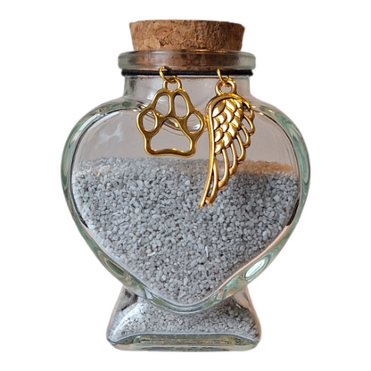 Glazen urntje huisdier met goudkleurige hangers eraan. Vul het met as, haar of een klein aandenken aan je huisdier. 